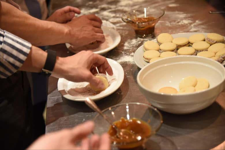 Preparando os alfajores na aula de cozinha argentina