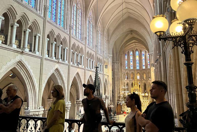 Dentro do templo
