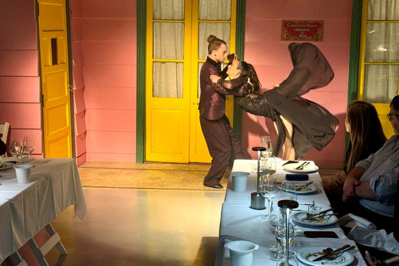 Você desfrutará de um emocionante espetáculo de tango
