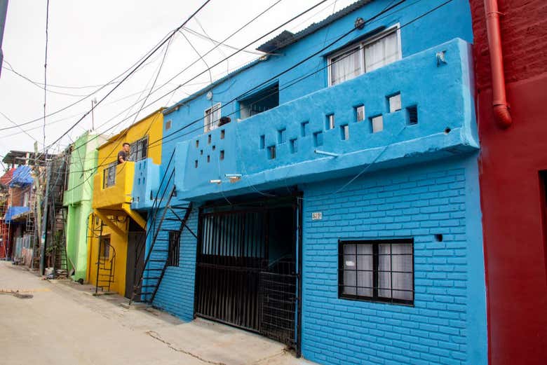 Casas coloridas no bairro de Mugica