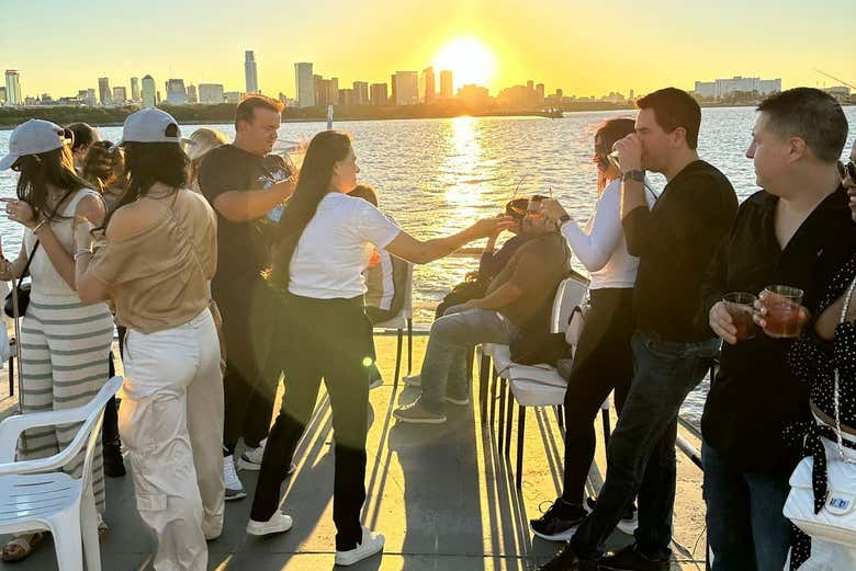 Desfrutando do passeio de barco ao entardecer