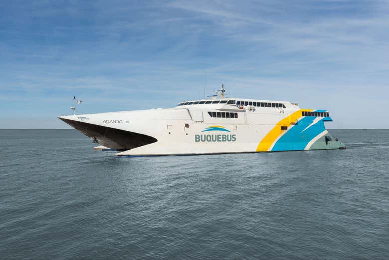 Você viajará para o Uruguai em uma balsa Buquebus
