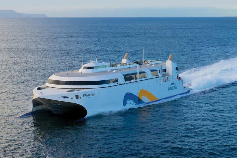 Você navegará em um ferry direto da Buquebus