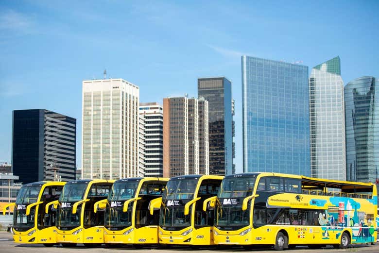 Ônibus estacionados e prontos para a estrada