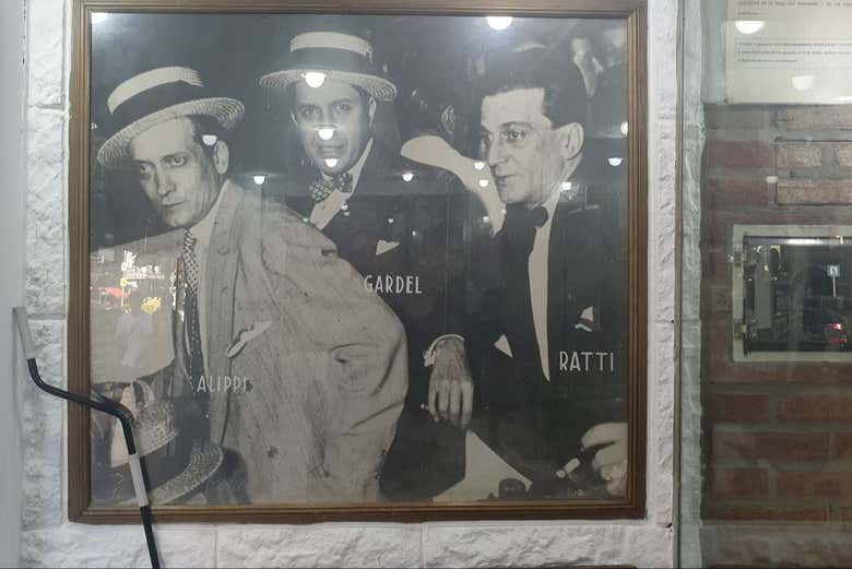 Foto de três grandes artistas de tango na avenida Corrientes