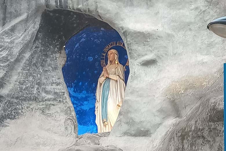 A estátua da Virgem de Lourdes na gruta ao ar livre