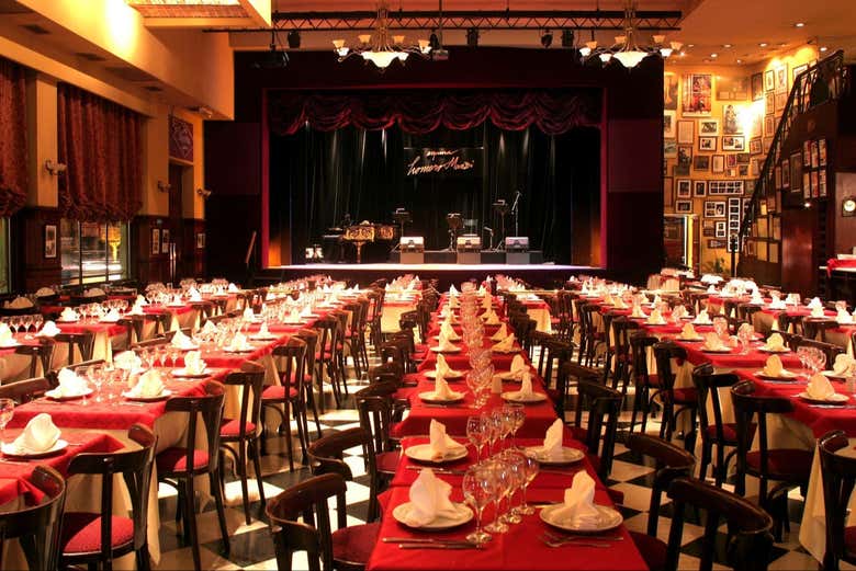 A mesa servida em frente ao palco