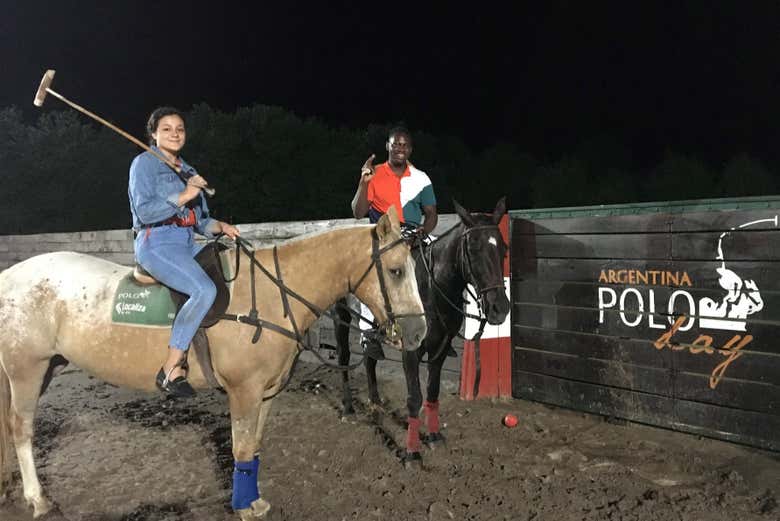 Prontos para a partida noturna de polo