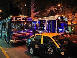 Ônibus circulando por Buenos Aires
