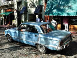 Carro antigo circulando por San Telmo