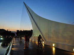 Puente de la Mujer ao anoitecer
